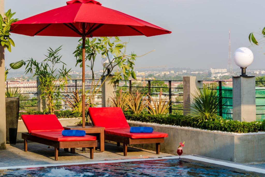 Diamond Palace Resort & Sky Bar Phnom Penh Bagian luar foto