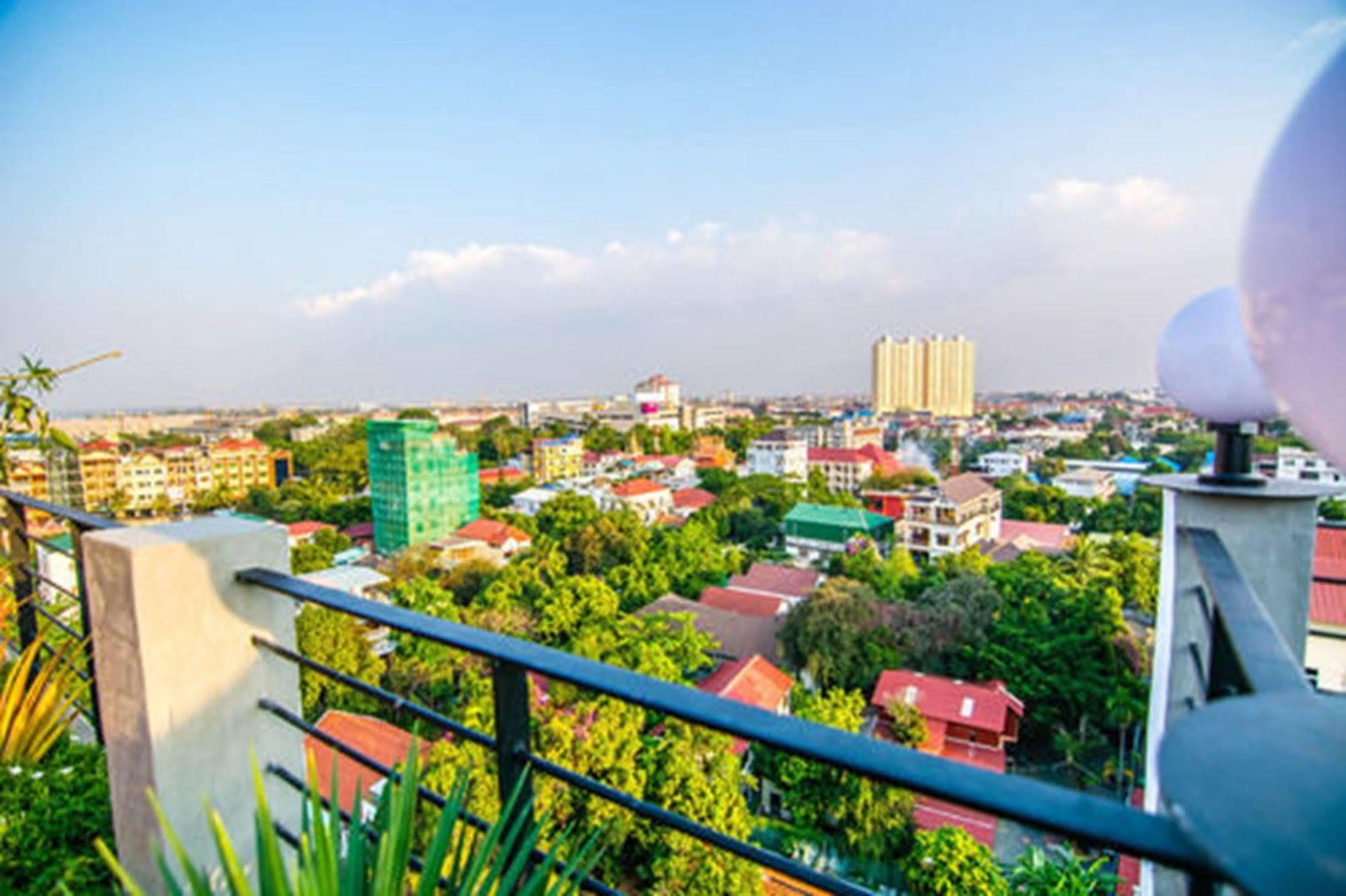 Diamond Palace Resort & Sky Bar Phnom Penh Bagian luar foto