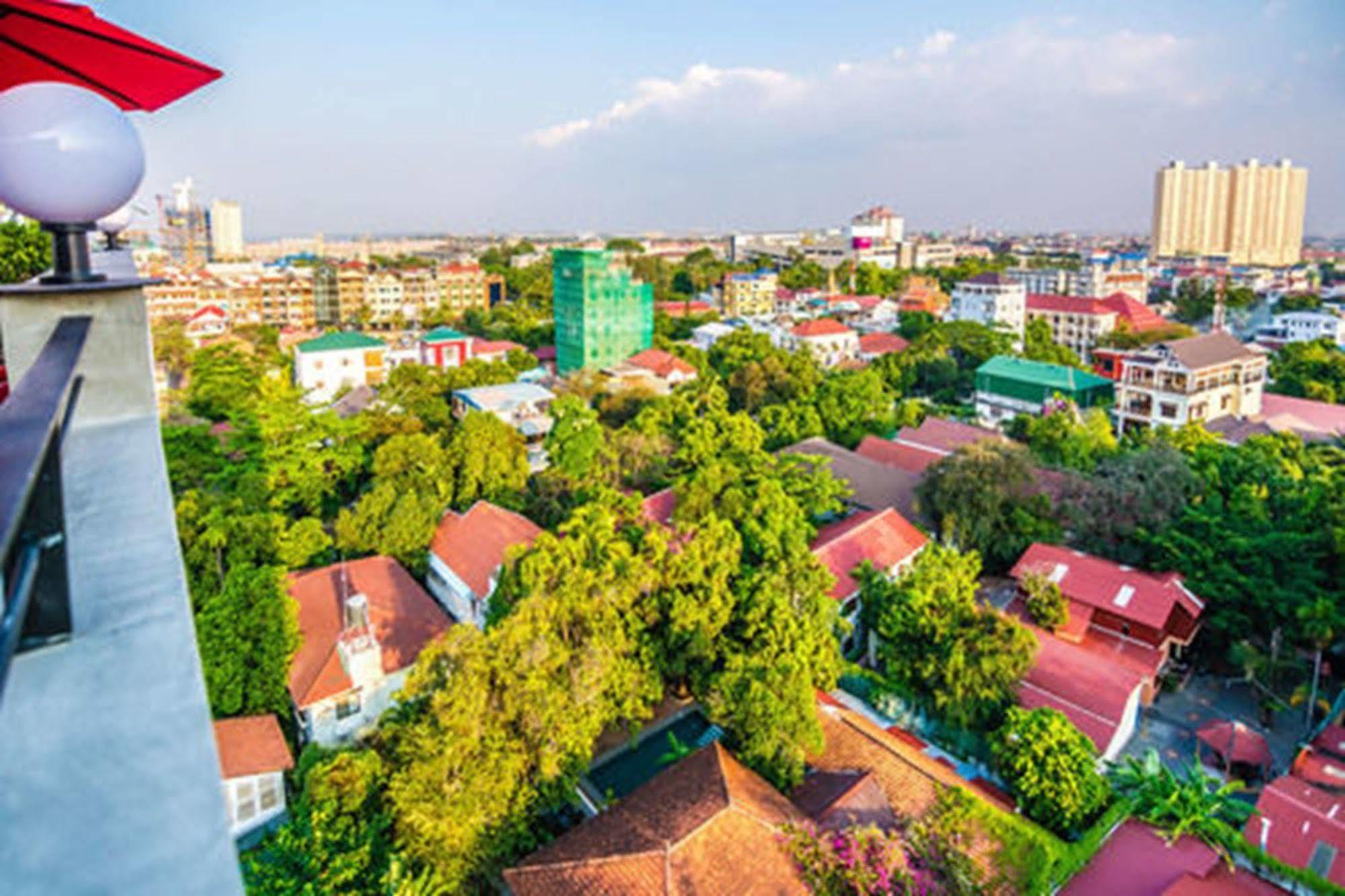 Diamond Palace Resort & Sky Bar Phnom Penh Bagian luar foto