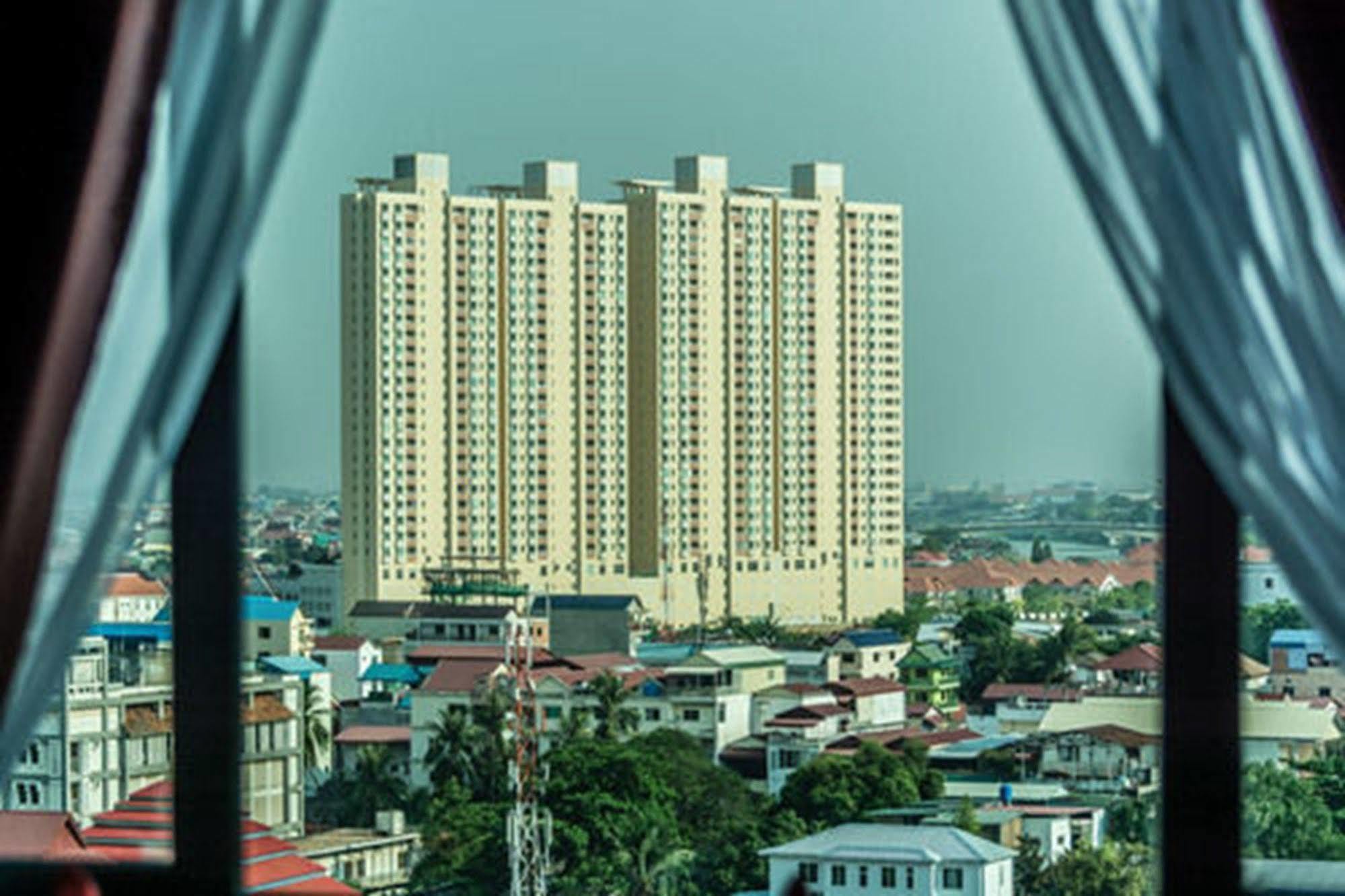 Diamond Palace Resort & Sky Bar Phnom Penh Bagian luar foto