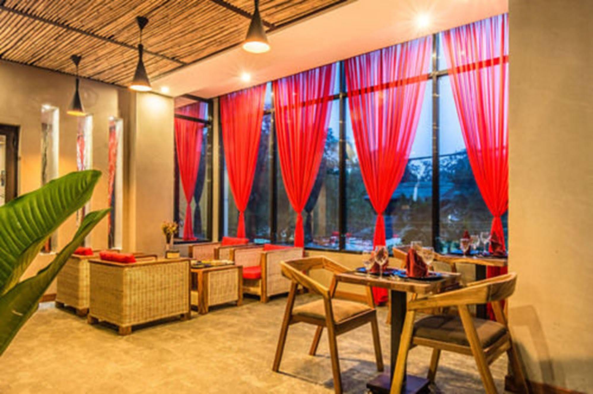 Diamond Palace Resort & Sky Bar Phnom Penh Bagian luar foto