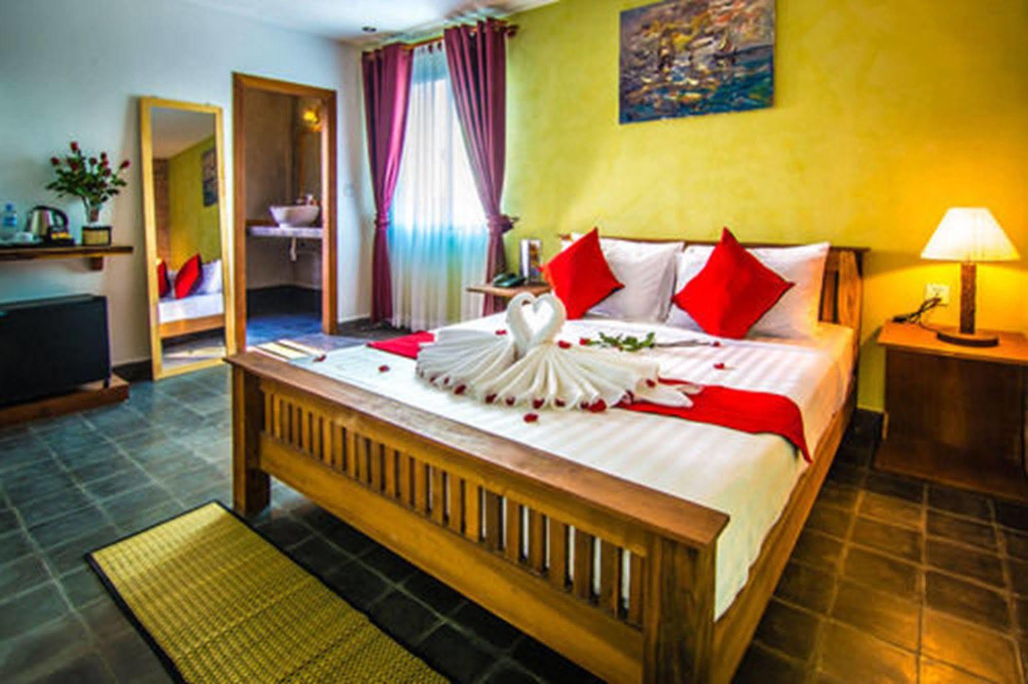 Diamond Palace Resort & Sky Bar Phnom Penh Bagian luar foto