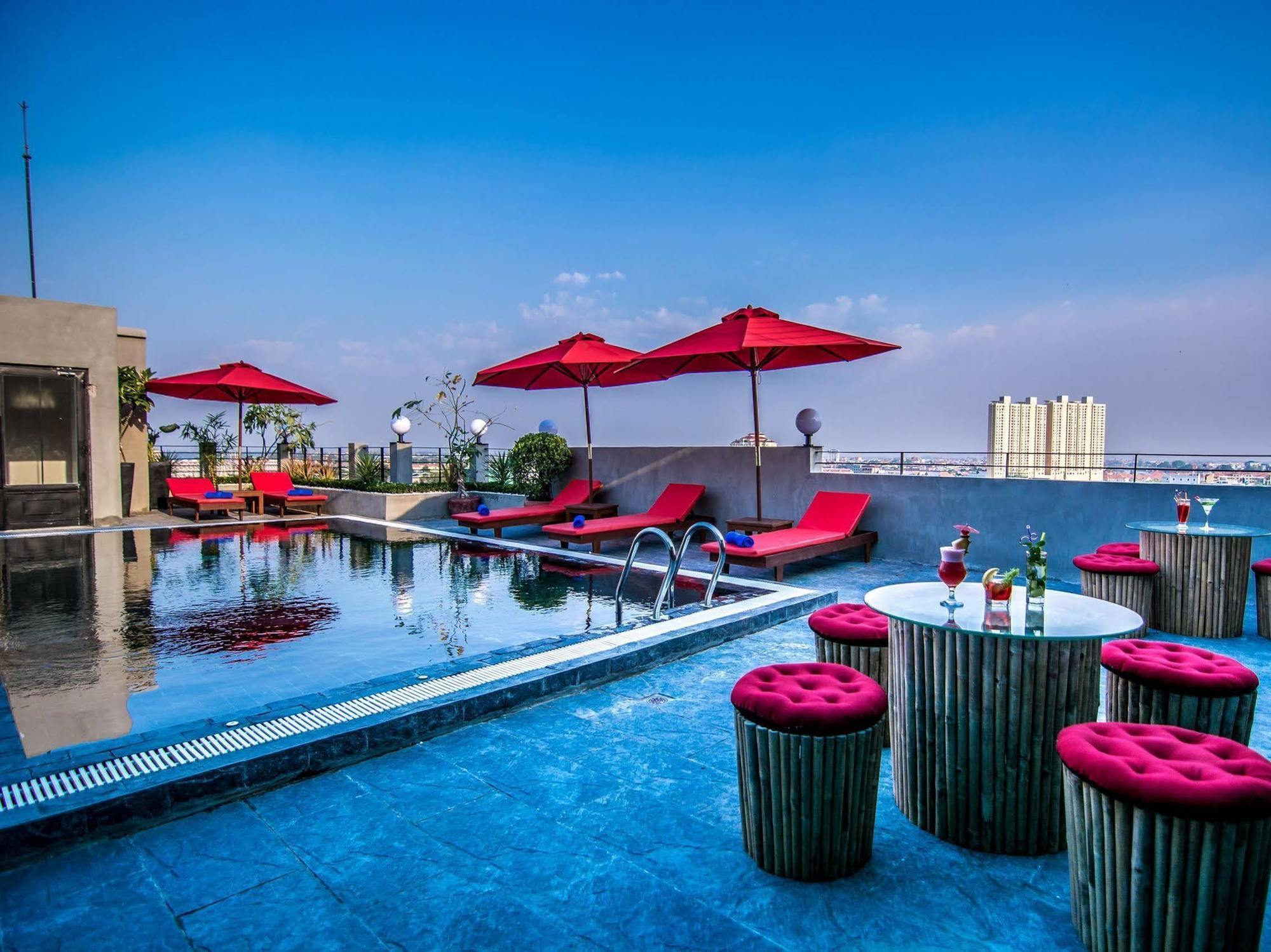 Diamond Palace Resort & Sky Bar Phnom Penh Bagian luar foto