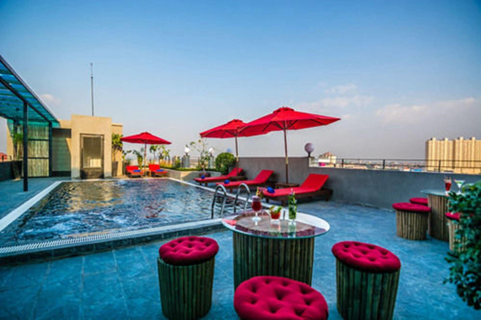 Diamond Palace Resort & Sky Bar Phnom Penh Bagian luar foto
