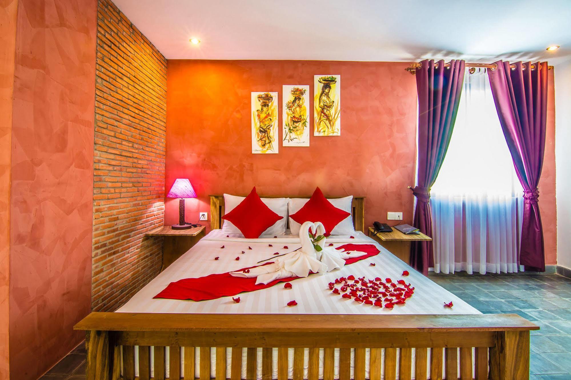 Diamond Palace Resort & Sky Bar Phnom Penh Bagian luar foto