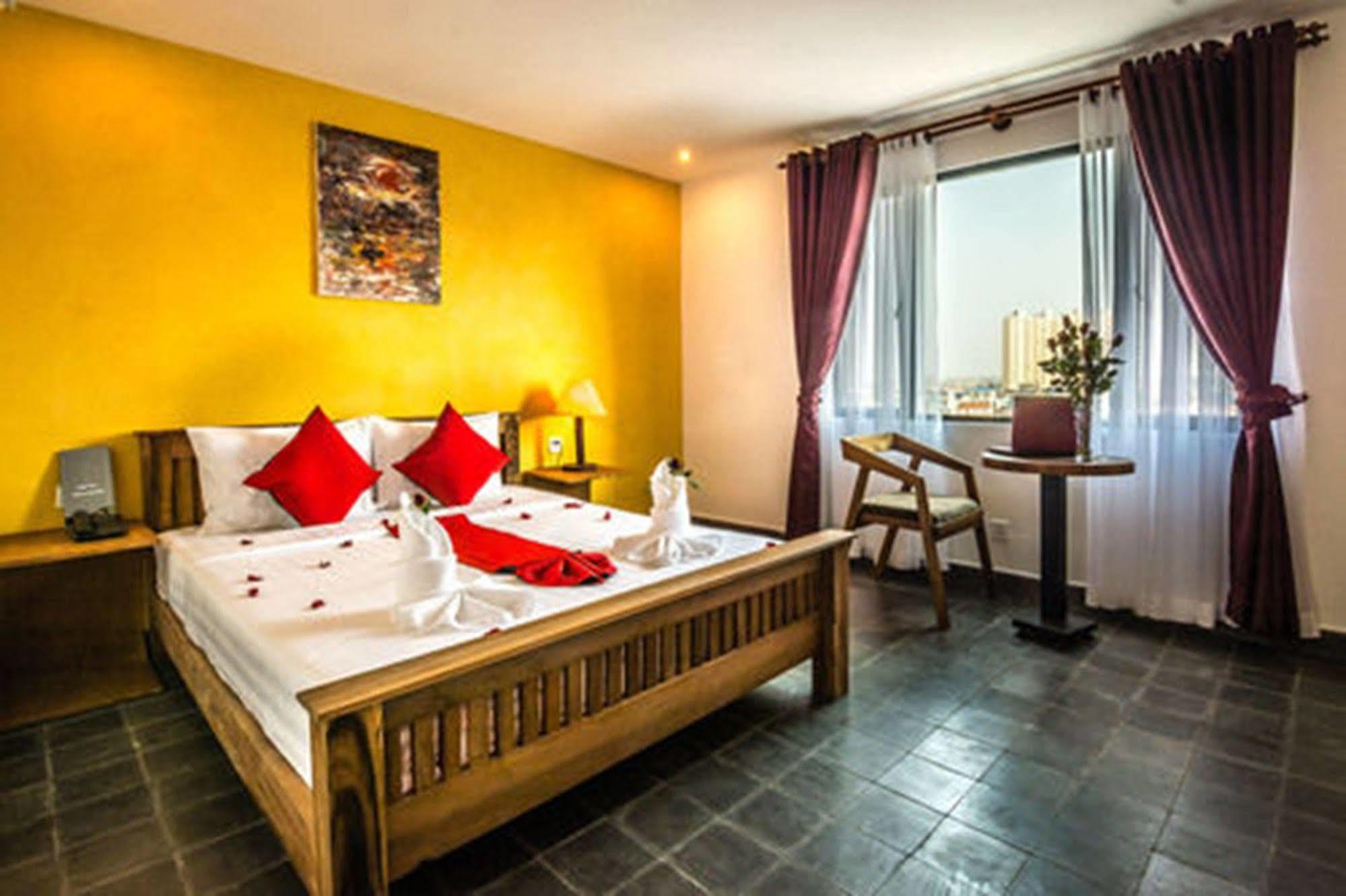 Diamond Palace Resort & Sky Bar Phnom Penh Bagian luar foto