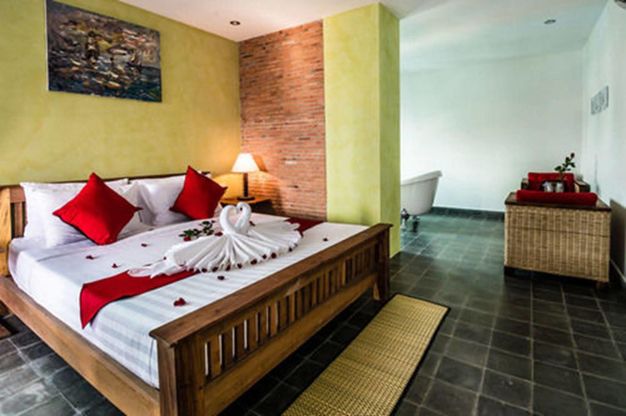 Diamond Palace Resort & Sky Bar Phnom Penh Bagian luar foto