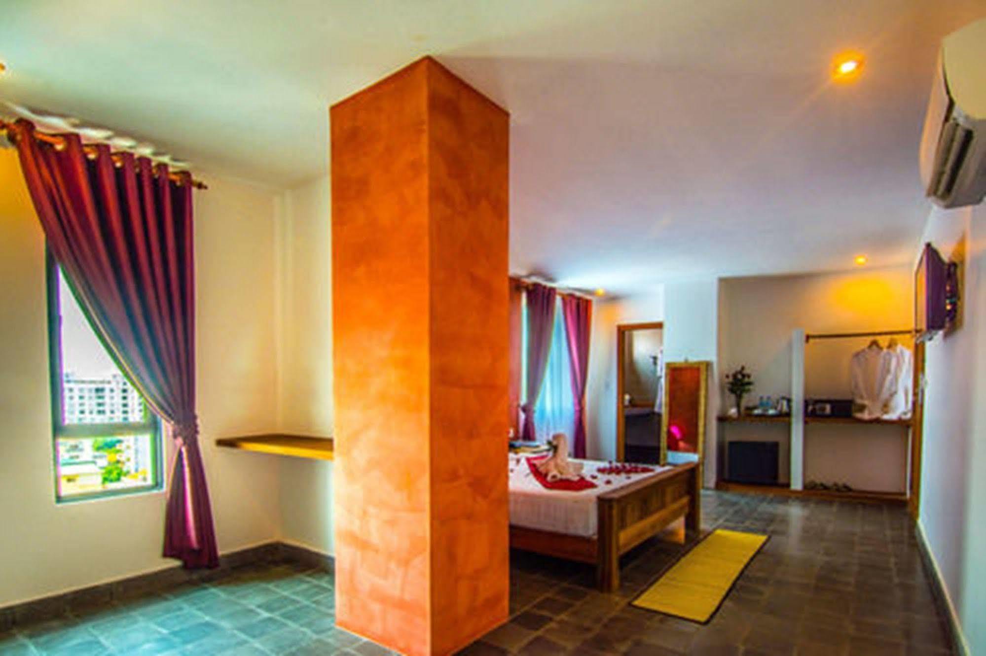 Diamond Palace Resort & Sky Bar Phnom Penh Bagian luar foto