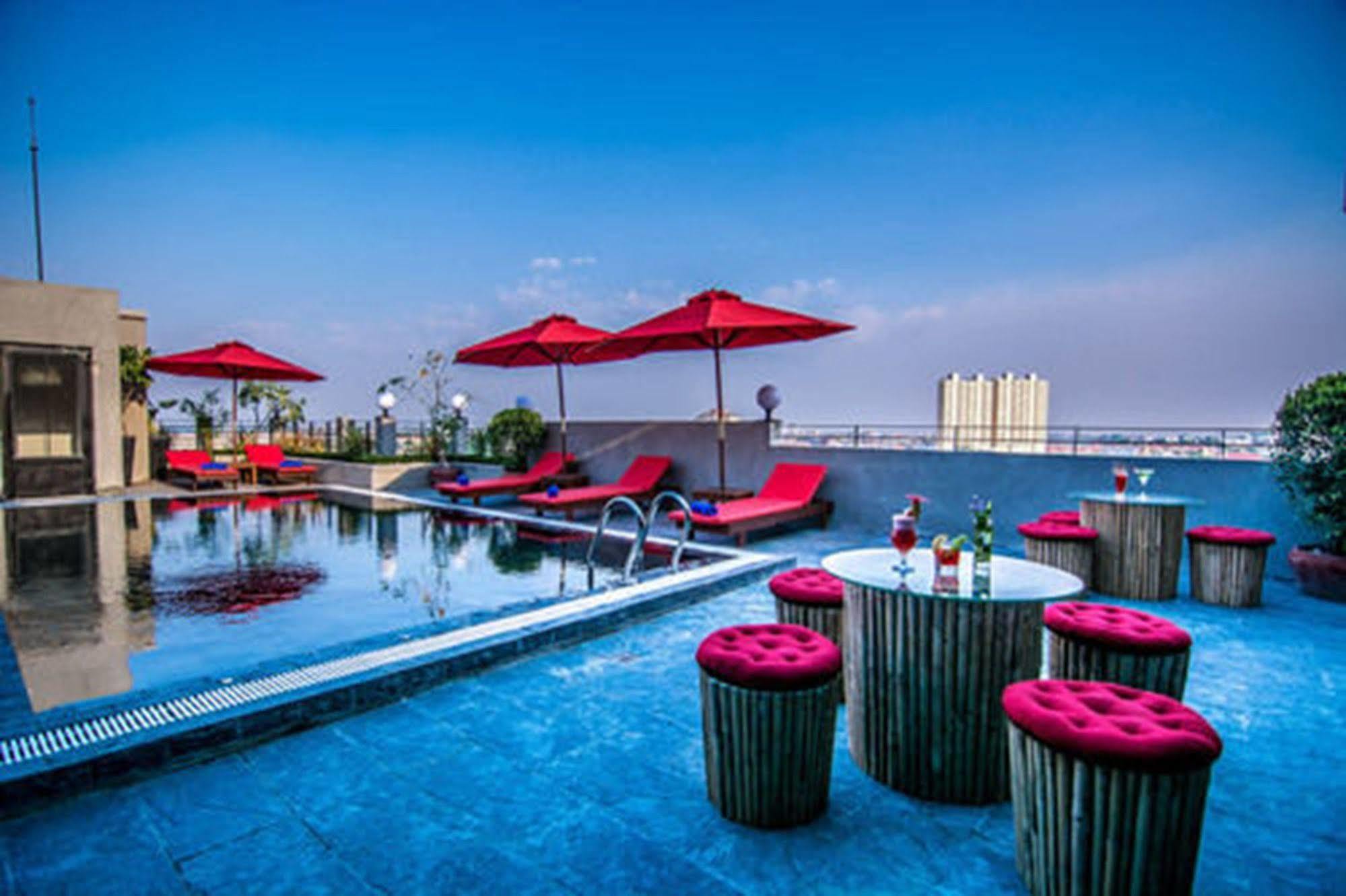 Diamond Palace Resort & Sky Bar Phnom Penh Bagian luar foto